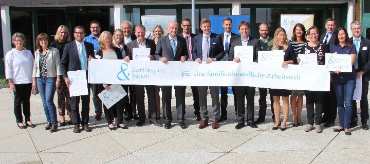 16 Unternehmen aus dem Landkreis Hof sind jetzt dem Familienpakt Bayern beigetreten