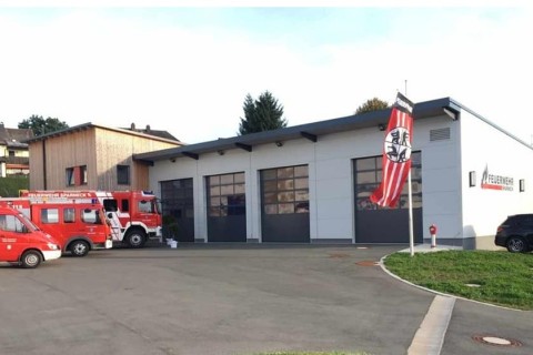 Übergabe des Feuerwehrgerätehauses und die offizielle Indienststellung des LF 20 KatS