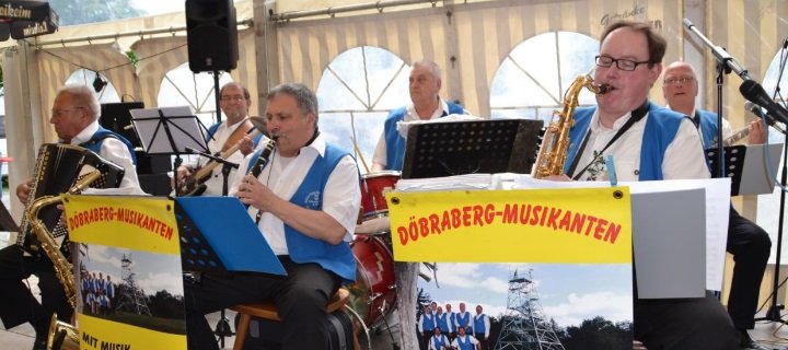 Die Döbraberg-Musikanten spielen am Theresienstein