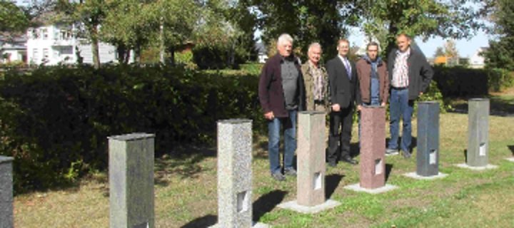 Die Stelenanlage im Friedhof Naila wurde erweitert
