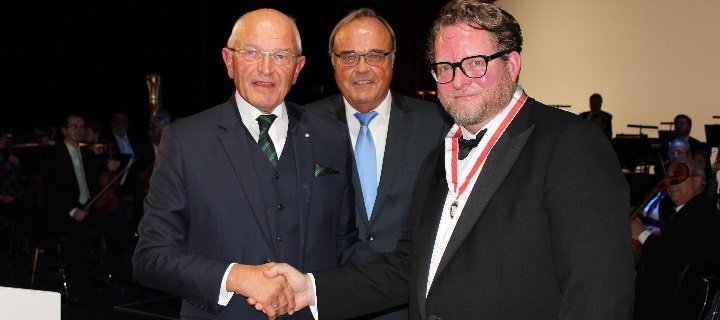 Ehrenmedaille für Intendant Reinhardt Friese