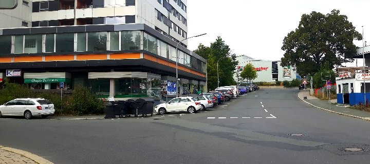 Einmündung Blücherstraße/Ossecker Straße in Hof wird zur abknickenden Vorfahrt
