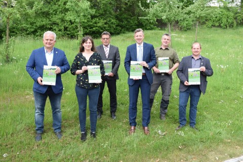 Blühflächen im Landkreis Hof: Schilder weisen auf Insektenlebensräume hin