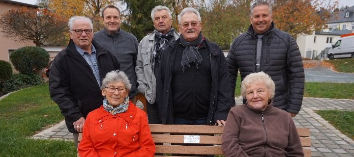 Selbitzer Seniorenbeirat stiftet Bank für Stadtoase