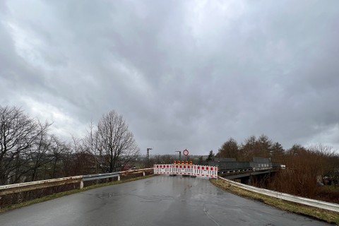 Ab sofort: Vollsperrung Bahnbrücke Unterkotzau Hofer Straße