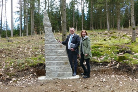 Granit-Stein am Wald- und Naturfriedhof aufgestellt