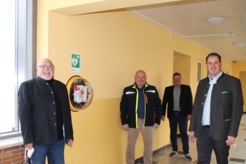 Neuer Defibrillator an der Grundschule Münchberg